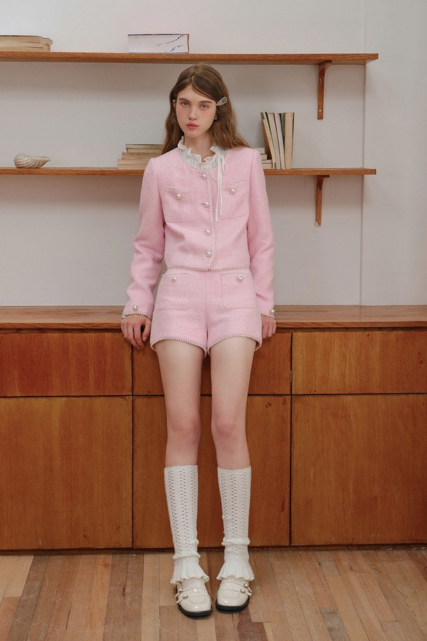 세련된 무드의 여성용 "펄 버튼 트위드 재킷"입니다. 핑크 컬러의 트위드 소재와 부드러운 촉감이 특징이며, 슬림핏 크롭 기장으로 여성스러운 실루엣을 연출합니다. 싱글 버튼 여밈 방식과 진주 버튼 장식이 클래식하면서도 엘레강스한 분위기를 더합니다. 봄, 가을 시즌 데이트룩, 모임룩, 소개팅룩 등 다양한 TPO에 활용 가능하며, 클래식, 미니멀, 로맨틱 스타일을 즐겨 입는 분들께 추천합니다.
