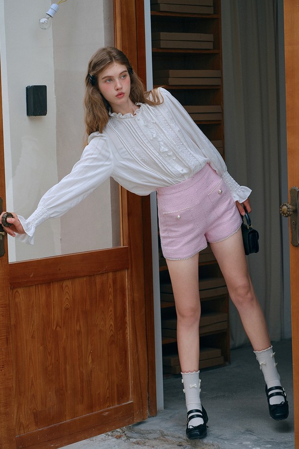 우아하고 세련된 분위기를 연출하는 엘레강스 플라워 버튼 블라우스입니다. 화이트 컬러의 면 소재로 제작되어 부드러운 촉감과 편안한 착용감을 선사합니다. 라운드넥, 긴 소매, 레귤러핏 디자인에 플라워 패턴과 무지 디자인이 조화롭게 어우러져 로맨틱하면서도 클래식한 스타일을 완성합니다. 프릴 디테일과 레이스 트리밍, 플라워 버튼 장식이 더해져 여성스러운 매력을 더하며, 데이트룩, 모임룩, 소개팅룩 등 다양한 TPO에 활용 가능합니다. 얇은 두께감으로 봄, 여름 시즌에 시원하게 착용하기 좋습니다.
