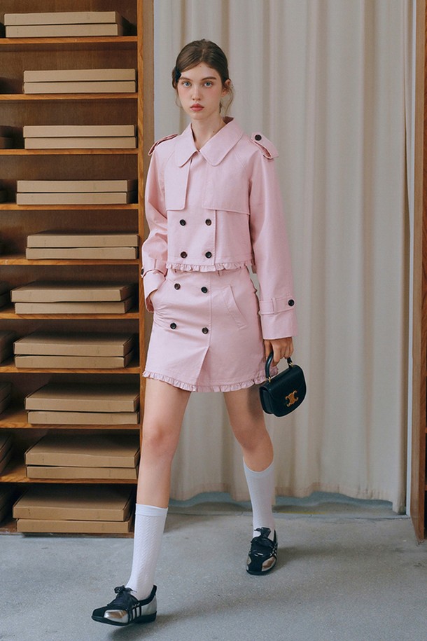 우아하고 클래식한 무드의 러플 숏 트렌치 코트입니다. 얇은 두께감의 폴리에스테르 소재로 제작되어 봄, 가을 간절기에 활용하기 좋습니다. 핑크 컬러에 숏 기장, 더블 버튼 여밈, 레귤러 핏으로 세련된 실루엣을 연출합니다. 소매는 긴 기장이며, 칼라와 러플 디테일이 여성스러운 포인트를 더합니다. 데이트룩, 모임룩, 출근룩 등 다양한 TPO에 맞춰 클래식, 미니멀, 로맨틱 스타일을 연출해보세요.
