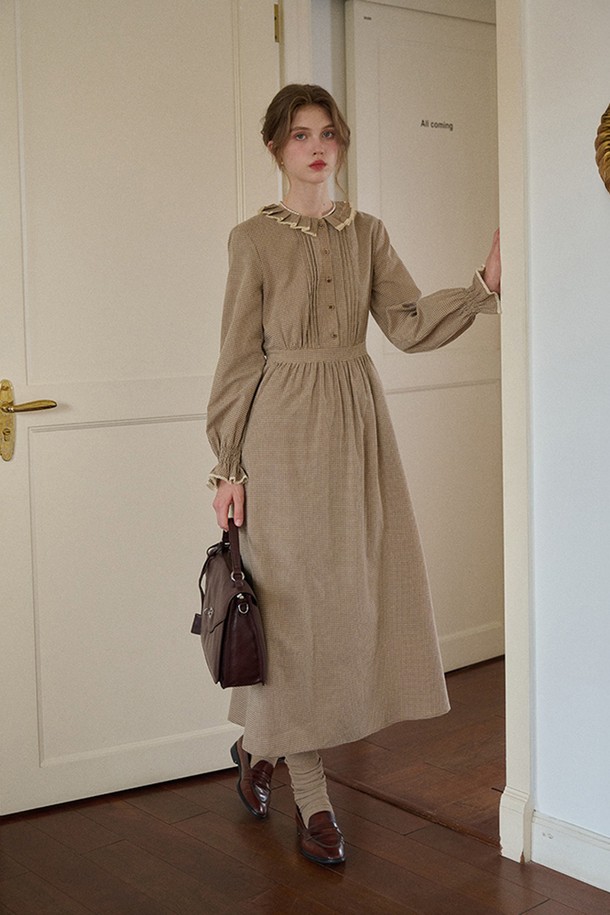 러플 넥 브러쉬드 플래드 드레스는 여성스러운 실루엣을 연출하는 가을/겨울 시즌 필수 아이템입니다. 부드러운 면 소재에 브러쉬드 가공을 더해 포근한 촉감을 선사하며, 하이웨스트 디자인과 A라인 핏으로 우아하고 클래식한 분위기를 자아냅니다. 체크 패턴과 긴 소매 기장이 조화롭게 어우러져 데이트룩이나 모임룩으로 활용하기 좋습니다. 넉넉한 루즈핏으로 편안함까지 놓치지 않아 미니멀, 로맨틱 스타일을 즐기는 분들께 추천합니다.
