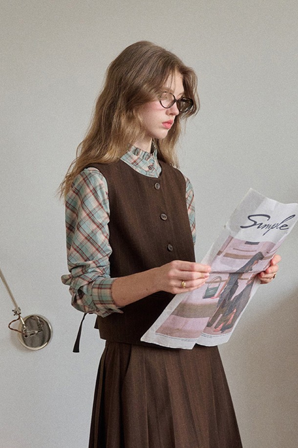 빈티지 프렌치 스트라이프 베스트는 가을, 겨울 시즌에 어울리는 여성용 상의입니다. 브라운 컬러의 울 소재로 제작되어 따뜻하고 포근한 착용감을 선사하며, 레귤러 핏과 브이넥 디자인으로 클래식하고 베이직한 스타일을 연출합니다. 두꺼운 두께감과 싱글 버튼 여밈 방식, 스트라이프 패턴이 특징이며 오피스룩, 모임룩, 출근룩 등 다양한 TPO에 활용 가능합니다. 미니멀하면서도 빈티지한 감성을 더해 세련된 스타일을 완성해 보세요.
