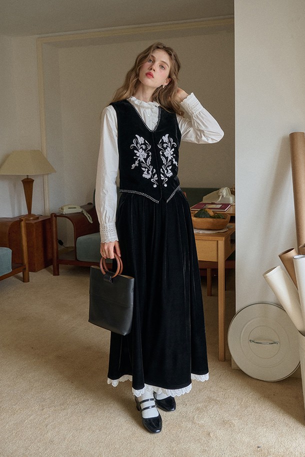 블랙 색상의 자수 벨벳 베스트입니다. 부드러운 벨벳 소재로 제작되어 가을, 겨울 시즌에 따뜻하게 착용할 수 있습니다. 민소매 디자인과 브이넥 라인이 클래식하면서도 엘레강스한 무드를 연출합니다. 플라워 자수 디테일이 돋보이며, 레귤러핏으로 편안하게 착용 가능합니다. 모임룩, 연말 모임룩에 미니멀하면서도 세련된 스타일을 더해보세요.
