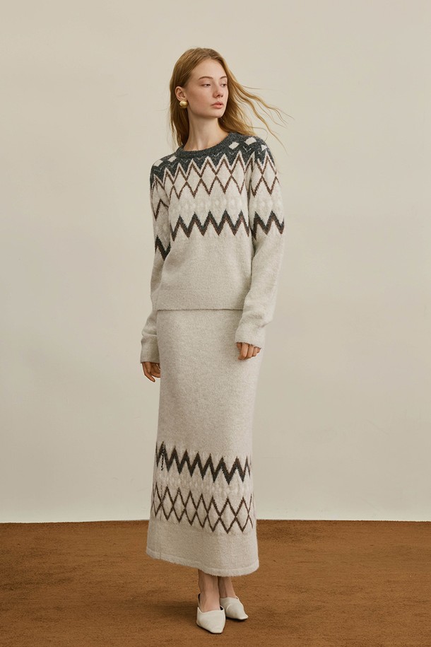 아이보리와 그레이 컬러 배색의 페어아일 무늬가 돋보이는 캐주얼 니트 탑입니다. 부드러운 울 소재로 제작되어 가을, 겨울 시즌에 따뜻하고 포근하게 착용할 수 있습니다. 레귤러 핏과 라운드넥 디자인으로 편안한 착용감을 선사하며, 긴 소매 기장으로 보온성을 높였습니다. 두꺼운 두께감으로 추운 날씨에도 든든하게 몸을 감싸주어 일상에서 활용하기 좋은 아이템입니다. 노르딕 패턴이 더해져 캐주얼하면서도 클래식한 스타일을 연출합니다.
