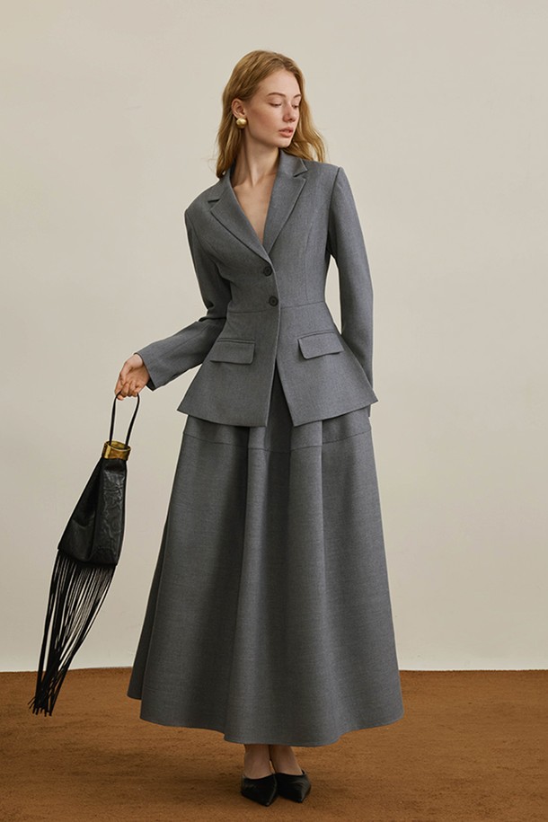 가을 허리 그레이 스커트입니다. 클래식하고 우아한 스타일의 여성 의류로, 오피스룩과 모임룩에 적합합니다. 하이웨스트 디자인에 A라인 핏으로, 다리가 길어 보이는 효과를 줍니다. 두꺼운 폴리에스테르 소재로 제작되어 뻣뻣한 촉감을 주며, 플레어스커트 타입입니다. 미니멀한 무드의 무지 디자인으로 다양한 상의와 손쉽게 매치할 수 있습니다.