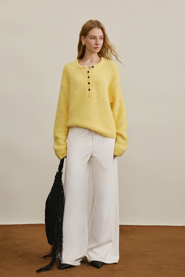 부드러운 촉감의 옐로우 컬러 니트/스웨터 상의입니다. 우아하고 베이직한 스타일로, 가을과 겨울에 따뜻하게 입을 수 있습니다. 헨리넥 디자인에 루즈핏으로 편안함을 더했으며, 두꺼운 울과 아크릴 혼방 소재로 제작되어 포근함을 선사합니다. 크롭 기장과 긴 소매, 버튼 디테일이 특징이며, 클래식하고 미니멀한 스타일을 연출하기 좋습니다.
