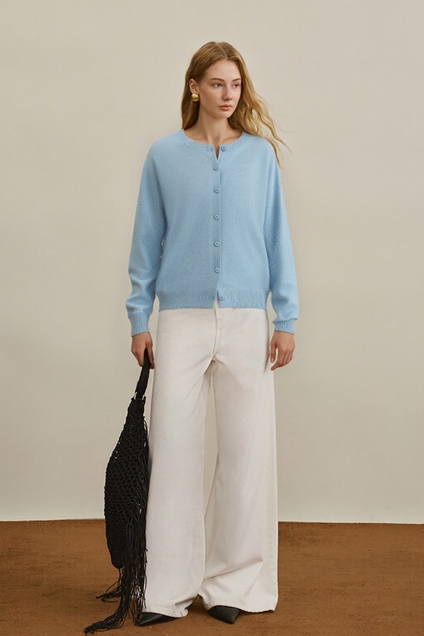 베르사타일 브러쉬드 가디건은 부드러운 울 소재로 제작되어 봄, 가을에 따뜻하게 착용하기 좋습니다. 미니멀하고 베이직한 스타일로, 라운드넥과 긴소매, 레귤러핏, 크롭 기장으로 디자인되었습니다. 스카이블루 컬러의 무지 디자인은 어떤 룩에도 쉽게 매치할 수 있으며, 버튼 여밈 방식으로 간편하게 착용 가능합니다. 출근룩과 모임룩, 클래식, 캐주얼 스타일에 모두 잘 어울리는 아이템입니다. 부드러운 촉감의 두꺼운 두께감으로 포근함을 더했습니다.
