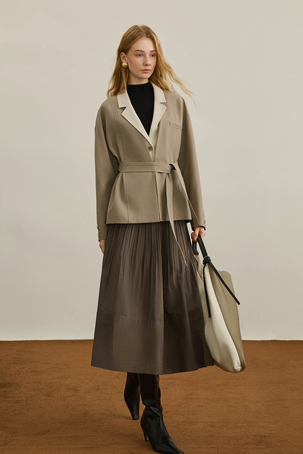 세련된 스타일을 완성하는 스타일 벨트 페이크 투피스 재킷입니다. 베이지와 브라운 두 가지 색상으로 출시되어, 가을과 겨울 시즌에 따뜻하고 포근한 분위기를 연출합니다. 울 소재와 두꺼운 두께감으로 보온성을 높였으며, 뻣뻣한 촉감이 고급스러운 느낌을 더합니다. 페이크 투피스 디자인과 벨트 디테일이 특징이며, 오버핏으로 제작되어 미니멀하면서도 모던한 스타일을 선호하는 여성분들께 추천합니다. 출근룩, 모임룩, 데이트룩 등 다양한 TPO에 클래식, 미니멀, 시크한 무드로 활용할 수 있습니다.
