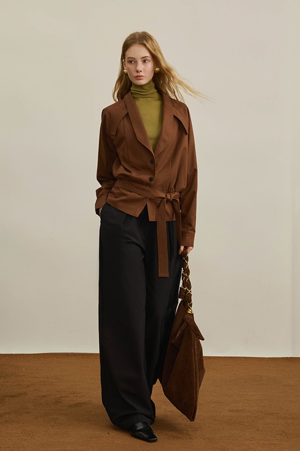 세련된 브라운 컬러의 라펠 허리 재킷입니다. 부드러운 폴리에스테르 소재로 제작되어 편안한 착용감을 선사하며, 봄, 가을 시즌에 적합합니다. 미니멀하고 클래식한 디자인으로, 출근룩, 오피스룩, 모임룩 등 다양한 TPO에 활용 가능합니다. 허리 벨트 디테일과 크롭 기장으로 시크한 스타일을 연출하며 레귤러핏으로 제작되었습니다. 긴 소매 기장의 무지 디자인이 특징입니다.
