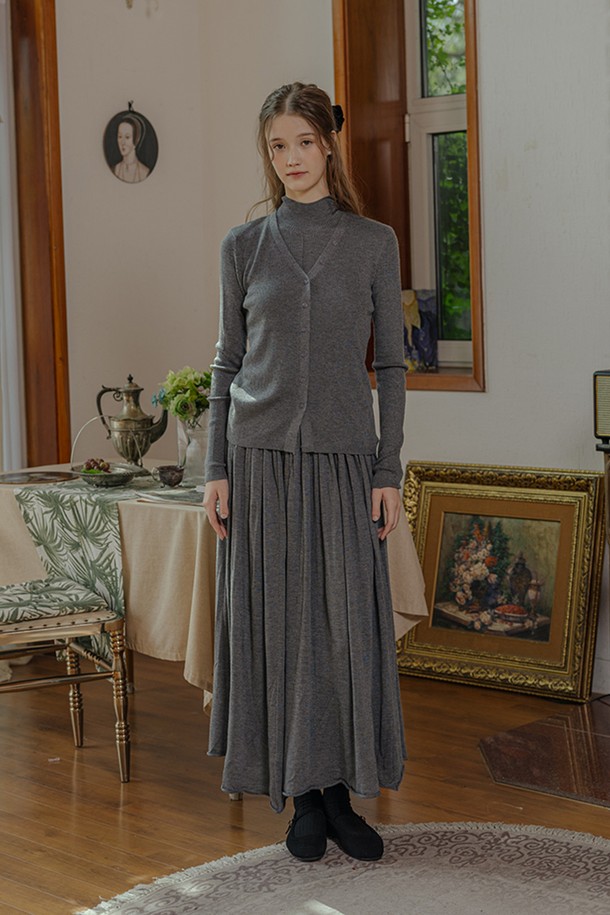 가을, 겨울 시즌을 위한 차분한 무드의 니트 상의와 A라인 플레어 스커트 세트입니다. 부드러운 촉감의 두꺼운 니트 소재로 제작되어 포근하고 따뜻하게 착용할 수 있습니다. 베이직하고 클래식한 디자인으로 출근룩은 물론, 다양한 일상 착장에도 활용하기 좋습니다. 하이넥 디자인과 긴 소매 기장이 세련된 분위기를 더하며, 레귤러 핏으로 편안하게 즐길 수 있습니다. 심플한 무지 패턴의 그레이 컬러로 어떤 아이템과도 쉽게 매치하여 미니멀한 스타일을 연출해보세요.
