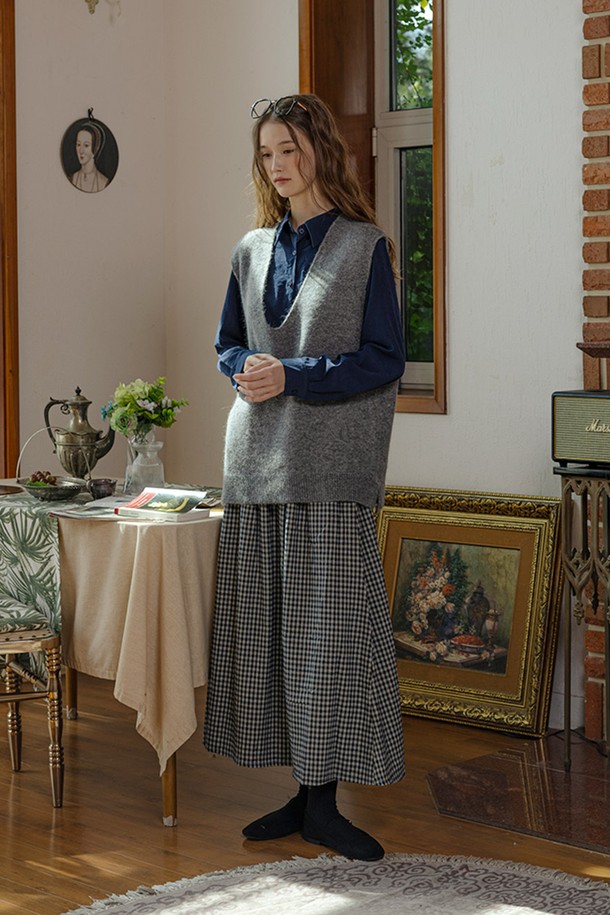 클래식 플래드 가을 스커트_그레이는 여성스러운 실루엣을 연출하는 A라인 플레어 스커트입니다. 부드러운 촉감의 폴리에스테르 소재로 제작되어 가을 시즌에 적합하며, 베이직하고 클래식한 스타일을 제안합니다. 그레이, 블랙, 화이트 세 가지 색상으로 출시되어 다양한 상의와 매치하기 용이합니다. 하이웨스트 디자인으로 다리가 길어 보이는 효과를 주며, 오피스룩, 출근룩, 모임룩 등 TPO에 구애받지 않고 미니멀하게 연출할 수 있습니다. 체크 패턴이 돋보이는 레귤러핏 스커트로, 가을 스타일링에 포인트를 더해보세요.
