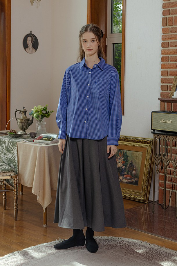 클래식 캐주얼 플래드 셔츠_블루는 여성 의류로, 봄, 가을에 어울리는 긴 소매 셔츠입니다. 부드러운 면 소재에 레귤러핏으로 제작되었으며, 얇은 두께감으로 편안한 착용감을 선사합니다. 캐주얼, 베이직 스타일로 출근룩, 데이트룩 등 다양한 TPO에 활용 가능하며, 체크 패턴과 카라, 버튼다운 디자인이 특징입니다. 미니멀하고 클래식한 매력을 더해주는 아이템입니다.
