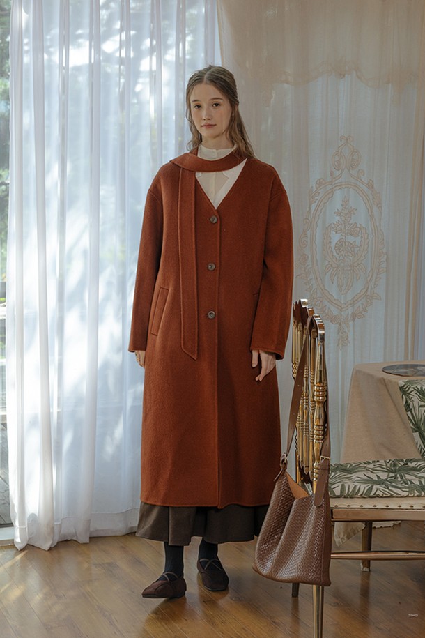 브라운 컬러의 논-디테처블 칼라 코트입니다. 울 소재로 제작되어 부드러운 촉감과 두꺼운 두께감으로 가을, 겨울 시즌에 따뜻하게 착용할 수 있습니다. 롱 기장의 루즈핏 싱글코트로, 클래식하고 미니멀한 스타일을 연출하며, 출근룩, 오피스룩, 모임룩에 활용하기 좋습니다. 분리되지 않는 칼라 디자인이 특징이며, 시크한 무드를 더합니다. 싱글 버튼으로 간편하게 여밈이 가능하고, 긴 소매 기장으로 세련된 실루엣을 완성합니다.
