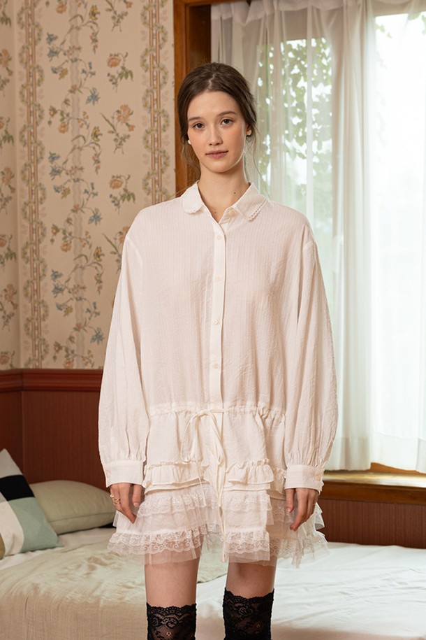 화이트 큐트 레이스 드레스는 여성스러움을 극대화하는 A라인 플레어 원피스입니다. 부드러운 면과 폴리에스테르 혼방 소재로 제작되어 얇지만 포근한 착용감을 선사하며, 라운드넥과 긴 소매 디자인으로 우아한 분위기를 연출합니다. 허리 조절이 가능한 루즈핏으로 편안함을 더하고, 섬세한 레이스 패턴과 리본 디테일이 로맨틱하고 걸리시한 무드를 강조합니다. 데이트룩, 소개팅룩, 봄 소풍룩에 완벽하게 어울리며, 클래식한 스타일을 즐기는 분들께 추천합니다.
