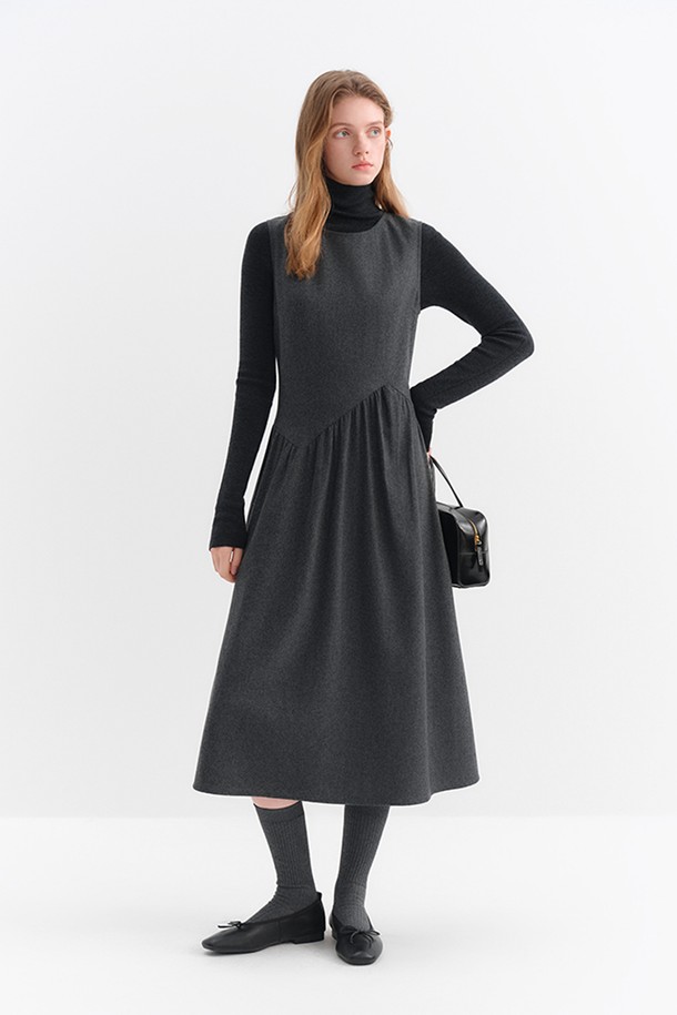 **셔링 울 민소매 원피스**는 부드러운 촉감의 울 소재로 제작되어 가을과 겨울에 따뜻하게 입을 수 있는 여성용 원피스입니다. 다크 그레이 색상에 A라인 플레어 스커트와 루즈핏으로 편안함을 더했으며, 터틀넥 디자인과 셔링 디테일이 클래식하면서도 미니멀한 스타일을 연출합니다. 출근룩과 모임룩으로 활용하기 좋으며, 민소매 디자인으로 다양한 레이어링이 가능합니다. 두꺼운 두께감으로 고급스러운 분위기를 자아냅니다.
