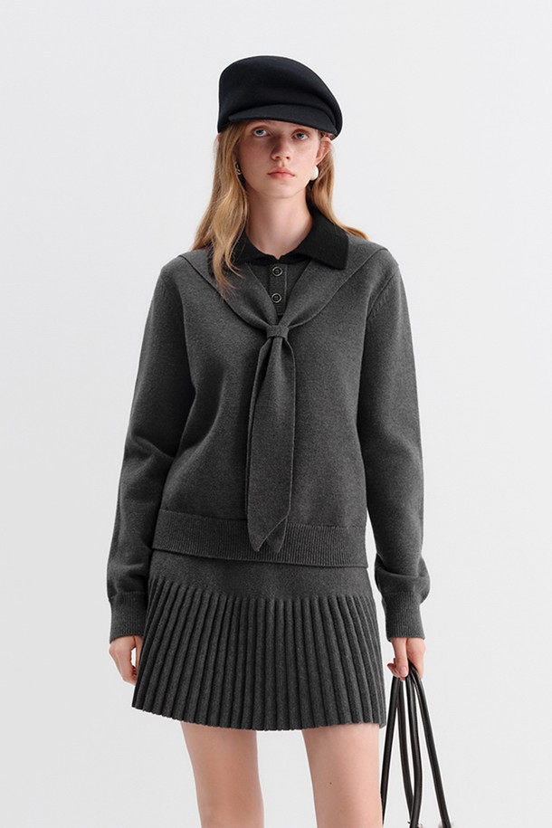 차콜 그레이 컬러의 "칼리지 타이 칼라 니트 탑"입니다. 부드러운 니트 소재로 제작되어 가을, 겨울 시즌에 따뜻하게 착용할 수 있습니다. 타이 칼라와 플리츠 디테일이 클래식하면서도 캐주얼한 무드를 연출하며, 레귤러 핏과 긴 소매 기장으로 편안한 착용감을 선사합니다. 출근룩과 모임룩, 그리고 미니멀한 스타일을 즐기는 여성분들께 추천합니다.
