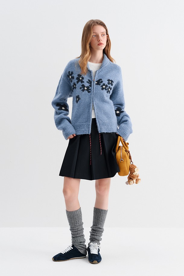 블루와 블랙 컬러로 만나보는 플라워 자수 집업 니트 가디건입니다. 부드러운 울 소재로 제작되어 가을, 겨울 시즌 따뜻하게 착용할 수 있으며, 캐주얼 스타일을 연출하기 좋습니다. 라운드넥 디자인과 레귤러핏으로 편안한 착용감을 선사하며, 크롭 기장으로 트렌디함을 더했습니다. 긴 소매와 두꺼운 두께감으로 보온성을 높였으며, 섬세한 꽃 자수 디테일이 돋보이는 제품입니다.
