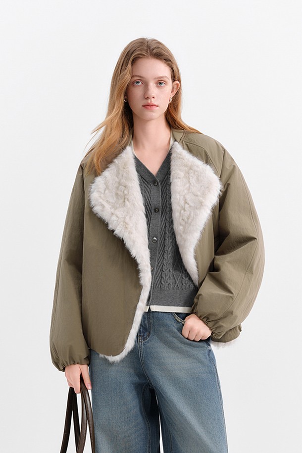 겨울 퍼 라펠 재킷은 여성스러운 데이트룩과 캐주얼, 미니멀 스타일을 모두 아우르는 매력적인 아우터입니다. 부드러운 퍼 소재로 제작되어 포근한 착용감을 선사하며, 오버핏 크롭 기장으로 트렌디한 실루엣을 연출합니다. 카키와 화이트 두 가지 컬러로 출시되어, 다양한 룩에 매치하기 용이합니다. 오픈형 디자인과 퍼 카라 디테일이 특징이며, 긴 소매 기장으로 따뜻함과 스타일을 동시에 잡았습니다.
