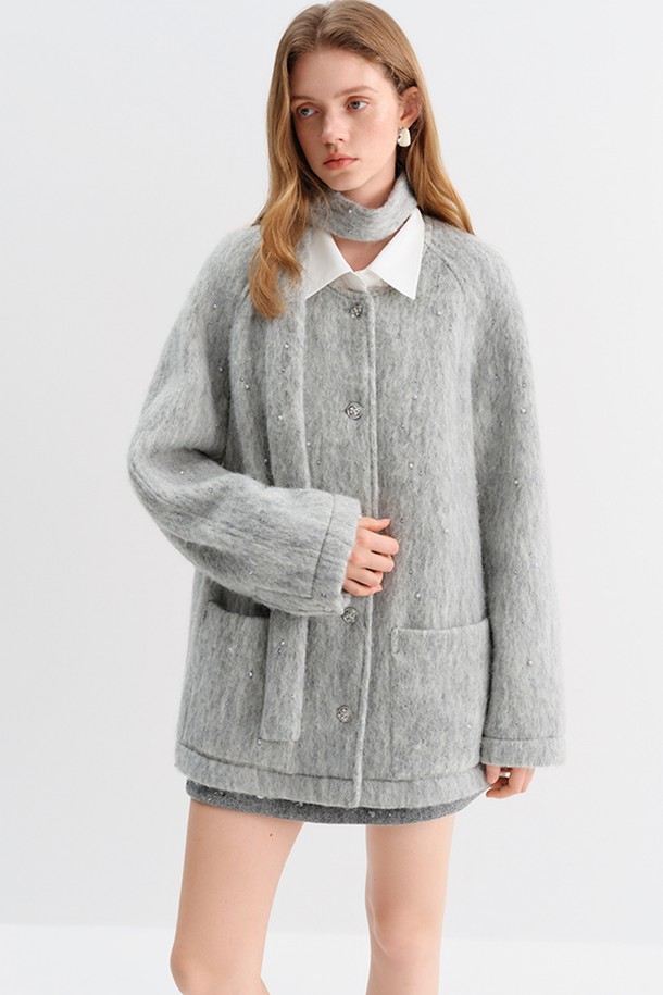 부드러운 퍼 소재와 그레이 컬러가 세련된 '펄 플러피 하프 코트'입니다. 하프 기장과 오버핏 디자인으로 캐주얼하면서도 베이직한 분위기를 연출합니다. 가을, 겨울 시즌에 따뜻하게 착용할 수 있으며, 포켓 디테일로 실용성을 더했습니다. 부드러운 촉감과 두꺼운 두께감으로 포근함을 선사하며, 다양한 스타일과 매치하여 클래식하고 미니멀한 룩을 완성할 수 있습니다. 긴 소매와 버튼 여밈 방식으로 편안하게 착용할 수 있습니다.
