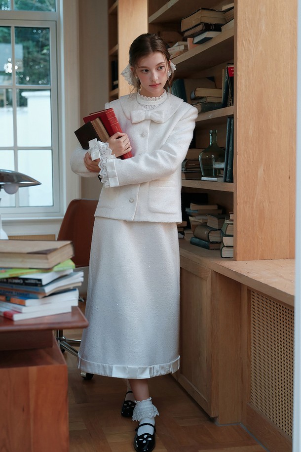 세련된 무드를 연출하는 시퀸 울 스커트입니다. 부드러운 울 소재로 제작되어 포근하고 고급스러운 착용감을 선사합니다. A라인 플레어 디자인과 레귤러핏으로 여성스러운 실루엣을 강조하며, 은은하게 빛나는 시퀸 장식이 특별함을 더합니다. 가을, 겨울 시즌 모임룩, 데이트룩, 파티룩에 활용하여 클래식하고 시크한 스타일을 완성해보세요. 화이트 컬러로 다양한 상의와 매치하여 미니멀한 스타일을 연출하기에도 좋습니다.
