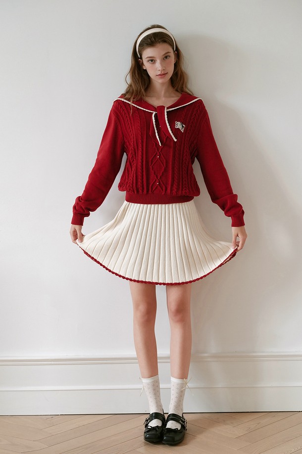 세일러 칼라 니트 스웨터는 가을과 겨울, 당신의 우아함을 돋보이게 해줄 여성 의류입니다. 부드러운 니트 소재로 제작되었으며, 두꺼운 두께감과 케이블 패턴이 따뜻하고 포근한 착용감을 선사합니다. 세일러 칼라 디테일과 리본 장식은 클래식하면서도 로맨틱한 무드를 더해주며, 레귤러핏과 긴 소매 기장으로 어떤 스타일에도 잘 어울립니다. 데이트룩, 모임룩, 연말 모임룩 등 다양한 TPO에 활용하여 특별한 날을 더욱 빛내보세요. 레드와 화이트 두 가지 색상으로 만나보실 수 있습니다.
