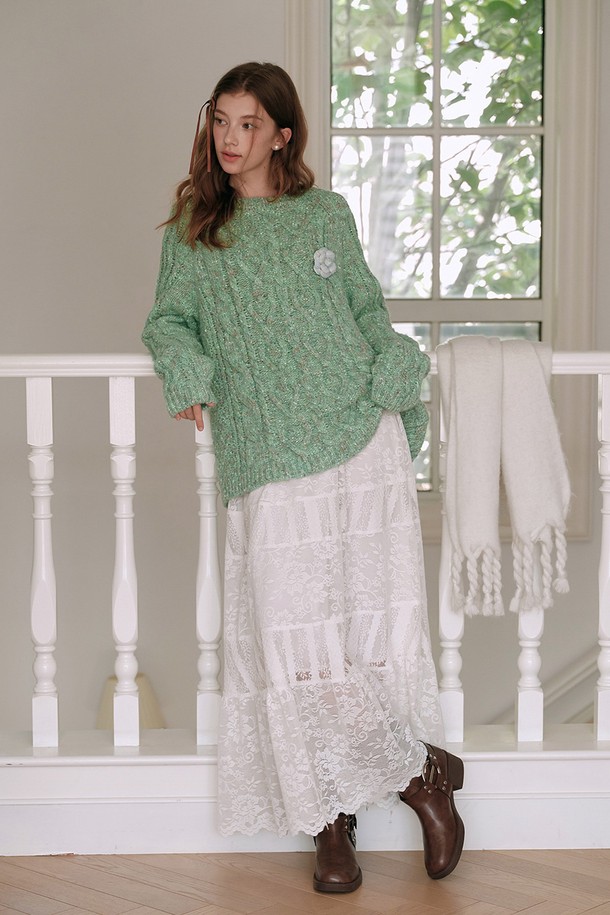 민트그린 컬러의 케이블 니트 풀오버 스웨터입니다. 울과 아크릴 혼방 소재로 제작되어 부드러운 촉감과 따뜻함을 선사하며, 겨울철 데이트룩을 위한 캐주얼, 클래식, 미니멀 스타일 연출에 적합합니다. 두꺼운 두께감과 오버핏 디자인으로 편안한 착용감을 제공하며, 라운드넥과 긴 소매 기장으로 디자인되었습니다. 니트 짜임이 돋보이는 디자인으로, 베이직하면서도 세련된 분위기를 연출합니다.
