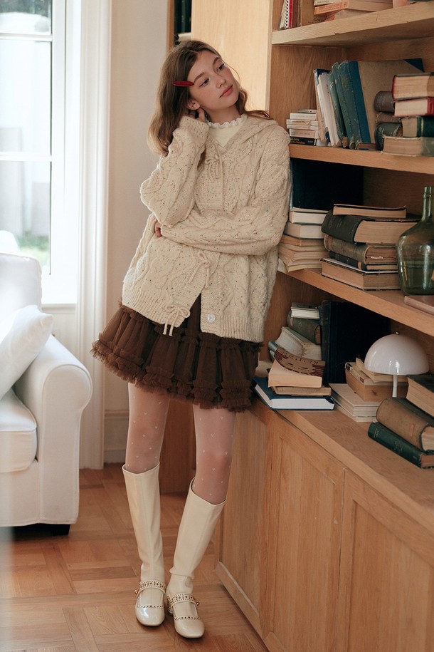 살구색 컬러의 케이블 니트 패턴이 돋보이는 여성용 후드 케이블 가디건입니다. 두꺼운 울 소재로 제작되어 가을, 겨울 시즌에 따뜻하게 착용할 수 있습니다. 베이직하고 캐주얼한 스타일로, 산책룩이나 집콕룩 등 다양한 TPO에 활용하기 좋습니다. 레귤러핏과 긴 소매 기장으로 편안한 착용감을 선사하며, 후드 디테일이 포인트입니다. 부드러운 촉감의 니트 소재가 포근함을 더합니다.
