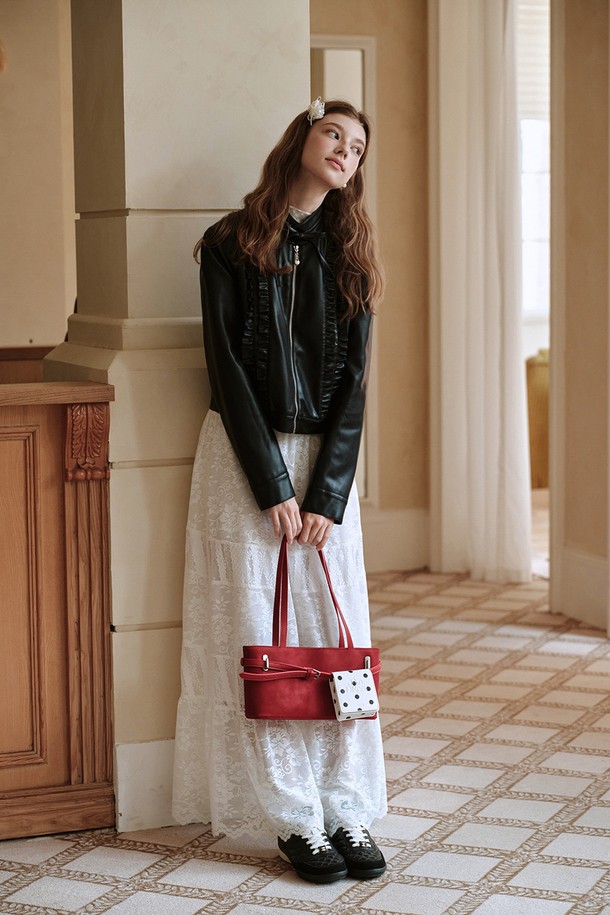 우아함과 시크함을 동시에 선사하는 러플 가죽 재킷입니다. 부드러운 촉감의 블랙 합성가죽 소재로 제작되어 봄, 가을 시즌에 활용하기 좋습니다. 크롭 기장의 레귤러핏으로, 집업 스타일과 러플 디테일이 여성스러운 무드를 더합니다. 데이트룩, 모임룩, 출근룩 등 다양한 TPO에 매치하여 클래식하고 미니멀한 스타일을 연출해보세요. 긴 소매 기장으로 세련된 실루엣을 완성합니다.
