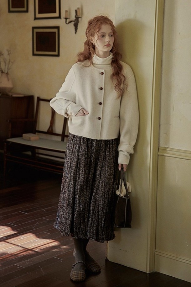 레오파드 패턴이 돋보이는 밴딩 스커트입니다. 부드러운 폴리에스테르 소재로 제작되어 편안한 착용감을 선사하며, A라인 플리츠 디자인으로 여성스러운 실루엣을 연출합니다. 허리 밴딩 처리로 활동성을 높였으며, 루즈핏으로 편안하게 착용할 수 있습니다. 가을, 겨울 시즌에 어울리는 브라운, 블랙 컬러로 캐주얼하고 레트로한 스타일을 완성해보세요. 일상에서 편안하게 즐겨 입기 좋은 아이템입니다.
