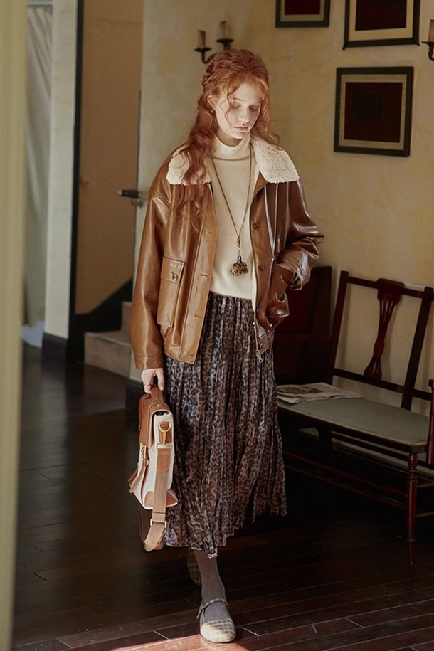 부드러운 퍼 카라가 돋보이는 브라운 컬러의 여성 레더 재킷입니다. 가을과 겨울, 두 계절에 걸쳐 따뜻하고 포근하게 착용할 수 있으며, 캐주얼 스타일에 잘 어울립니다. 넉넉한 오버핏에 집업 스타일로 편안함을 더했으며, 촘촘한 두께감의 합성가죽 소재로 제작되어 보온성을 높였습니다. 무지 디자인으로 미니멀하고 클래식한 분위기를 연출하며, 다양한 스타일링에 활용하기 좋습니다.
