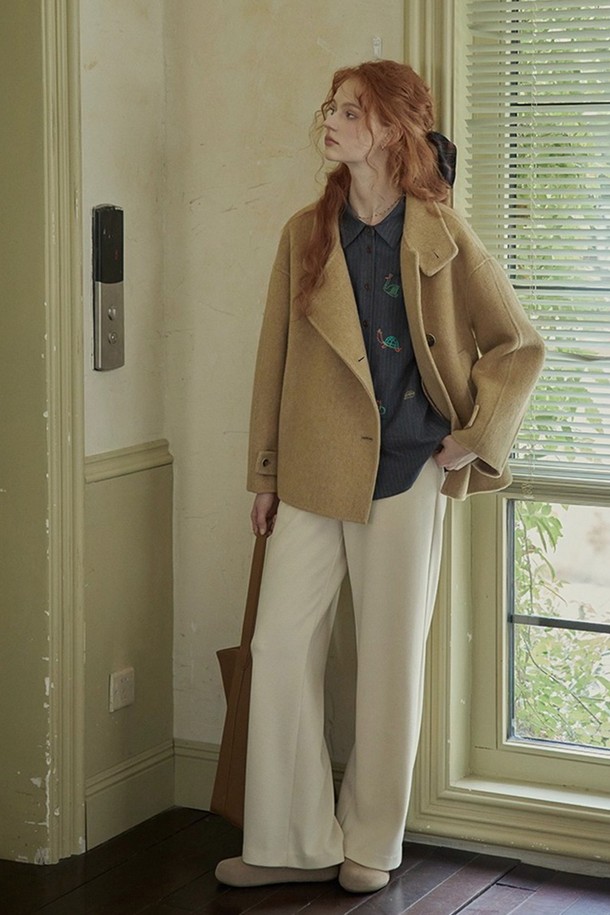 베이직한 디자인의 스탠드 칼라 벨티드 숏 코트입니다. 울 소재로 제작되어 부드러운 촉감과 뛰어난 보온성을 자랑하며, 가을, 겨울 시즌에 착용하기 좋습니다. 허리 벨트 디테일로 허리 라인을 강조하여 여성스러운 실루엣을 연출하며, 버튼 여밈 방식으로 간편하게 착용할 수 있습니다. 레귤러핏으로 제작되어 편안한 착용감을 선사하며, 출근룩, 오피스룩, 모임룩 등 다양한 TPO에 활용 가능합니다. 미니멀하고 클래식한 스타일을 선호하는 여성분들께 추천합니다.
