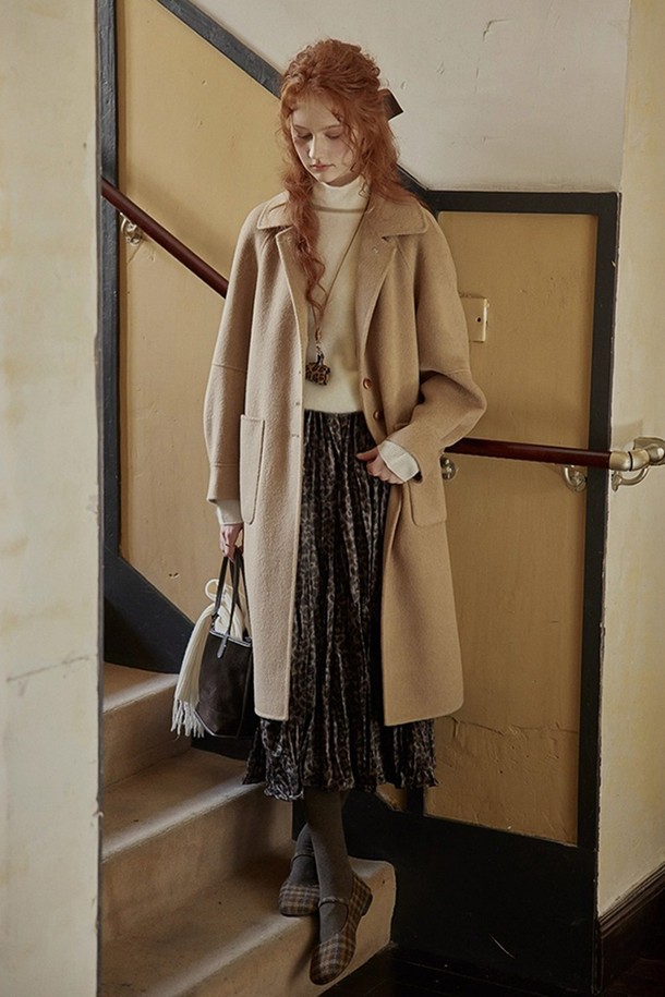 베이지 컬러의 슬리브 포인트 울 코트입니다. 가을과 겨울에 어울리는 두꺼운 두께감의 싱글 코트로, 부드러운 촉감이 특징입니다. 미니멀하고 클래식한 스타일로, 출근룩, 오피스룩, 모임룩 등 다양한 TPO에 활용할 수 있습니다. 레귤러핏에 긴 소매, 무지 패턴, 포켓 디테일이 돋보이는 디자인이며 싱글 버튼으로 간편하게 여밀 수 있습니다. 울 소재로 제작되어 따뜻하고 고급스러운 분위기를 연출합니다.
