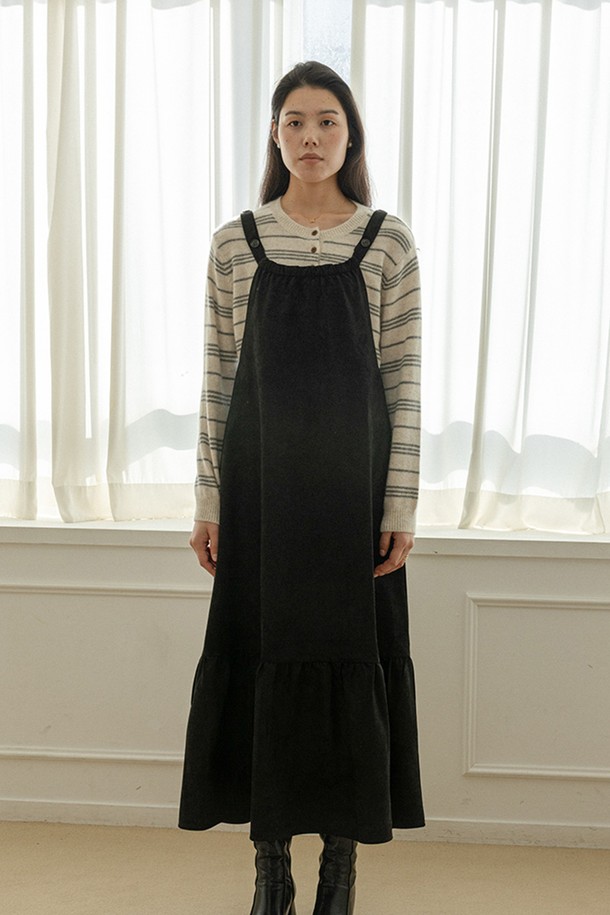 벨벳 슬리브리스 드레스_블랙은 가을, 겨울 시즌에 어울리는 여성용 원피스입니다. 부드러운 벨벳 소재에 루즈핏 A라인 플레어 스커트가 우아한 실루엣을 연출하며, 라운드 넥과 민소매 디자인으로 여성스러운 분위기를 더합니다. 플리츠 디테일이 고급스러움을 더하고, 두꺼운 두께감으로 따뜻하게 착용할 수 있습니다. 미니멀하면서도 엘레강스한 스타일로, 모임룩, 연말 모임룩, 데이트룩 등 다양한 TPO에 활용 가능합니다. 클래식, 미니멀, 시크 스타일을 즐기는 분들께 추천합니다.
