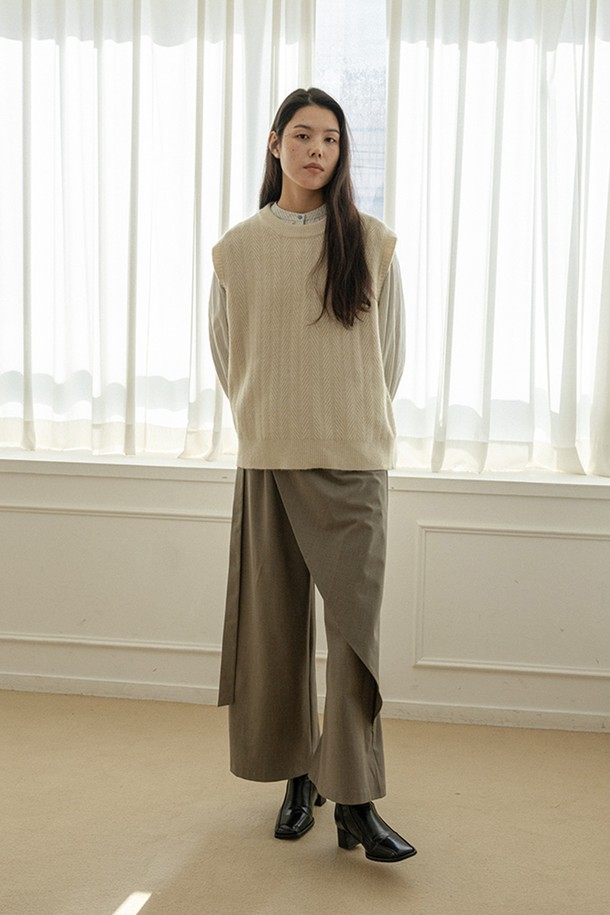 카키와 그레이 컬러 배색의 Side curtain loose pants (사이드 커튼 루즈 팬츠)입니다. 미니멀하고 모던한 스타일을 추구하는 여성분들을 위한 아이템으로, 봄, 가을 시즌에 활용하기 좋습니다. 넉넉한 와이드 루즈핏에 긴 기장으로 편안하면서도 세련된 실루엣을 연출합니다. 사이드 커튼 디테일이 포인트로, 출근룩이나 모임룩 등 다양한 TPO에 시크하게 매치할 수 있습니다. 클래식하고 미니멀한 스타일을 즐겨 입는 분들께 추천합니다.
