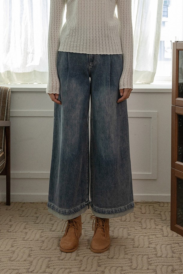 "Colorblock hem denim pants_BLUE"(컬러블록 헴 데님 바지_블루)는 캐주얼 스타일의 여성용 바지로, 봄, 가을에 착용하기 좋습니다. 무지 패턴의 데님 소재로 제작되었으며, 뻣뻣한 촉감과 루즈핏의 와이드 실루엣이 특징입니다. 허리 밴딩은 없으며, 밑단 컬러블록 디테일과 롤업 디테일이 포인트로 더해져 개성 있는 스타일을 연출합니다. 데일리룩에 편안함과 스타일리시함을 동시에 더할 수 있는 아이템입니다.
