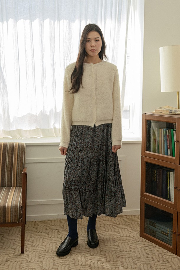 **Peacock 플리츠 스커트_브라운**은 가을과 겨울, 오피스룩과 모임룩에 어울리는 여성용 플리츠 스커트입니다. 클래식하고 엘레강스한 스타일을 연출하며, 부드러운 촉감의 폴리에스테르 소재로 제작되었습니다. 중간 두께감의 루즈핏으로 편안하게 착용 가능하며, 플리츠 디테일이 돋보이는 디자인입니다. 브라운 컬러의 무지 디자인으로 미니멀하고 세련된 분위기를 더합니다.
