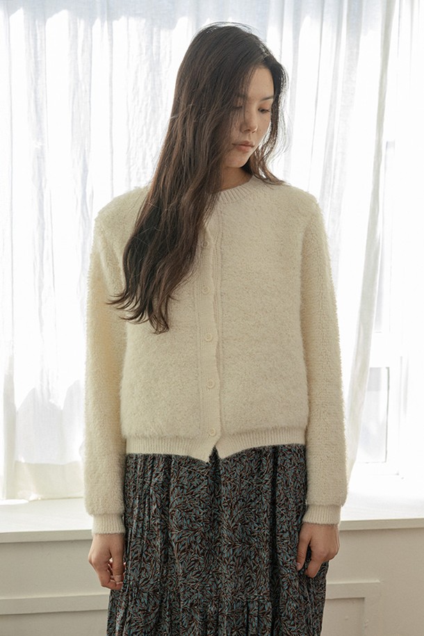 플러시 니트 카디건_아이보리는 부드러운 촉감의 플러시 소재로 제작되어 포근한 착용감을 선사합니다. 라운드넥 디자인에 긴 소매 기장으로, 가을과 겨울철에 따뜻하게 입을 수 있습니다. 베이직하고 캐주얼한 스타일로, 집콕룩이나 산책룩 등 다양한 TPO에 활용하기 좋습니다. 루즈핏 크롭 기장으로 편안하면서도 스타일리시한 연출이 가능하며, 무지 디자인으로 미니멀한 분위기를 더합니다.
