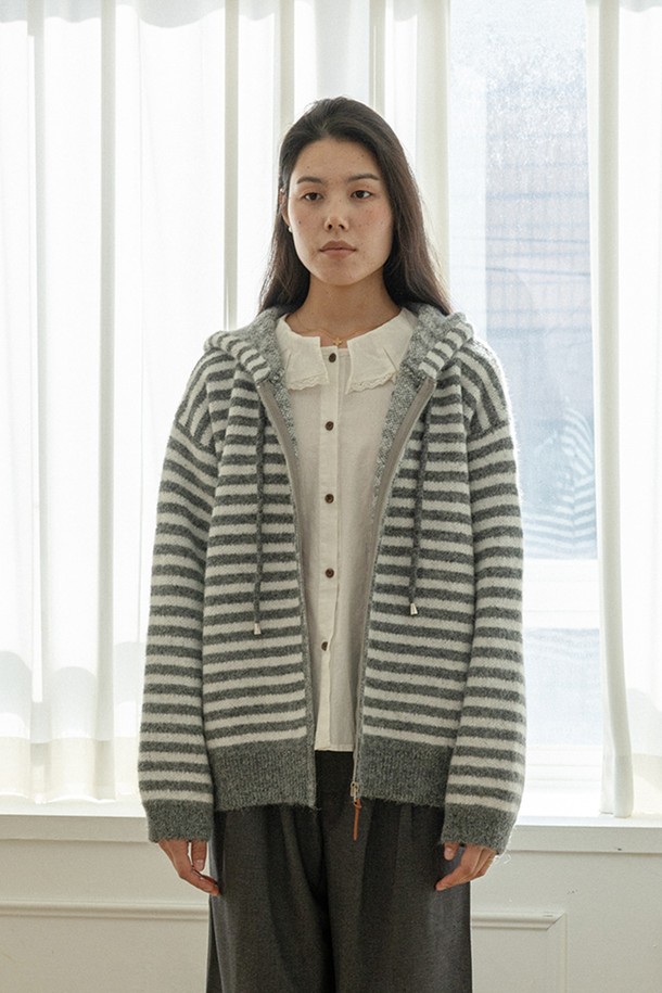 그레이 컬러의 지퍼 후디 스트라이프 니트 가디건입니다. 부드러운 니트 소재로 제작되어 가을과 겨울에 따뜻하게 착용할 수 있습니다. 캐주얼하고 베이직한 스타일로, 일상생활에서 편안하게 즐길 수 있습니다. 후드 디테일과 집업 디자인, 스트라이프 패턴이 특징입니다. 레귤러 핏에 긴 소매 기장으로, 다양한 스타일 연출에 활용하기 좋습니다.
