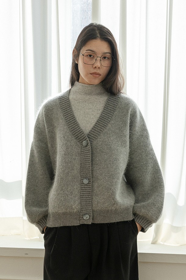 부드러운 벨벳 소재의 버튼 니트 가디건_그레이입니다. 톤 다운된 그레이 컬러로 가을, 겨울 시즌에 따뜻하고 포근한 분위기를 연출합니다. 루즈핏으로 편안한 착용감을 선사하며, 벌룬 소매와 골지 디테일이 돋보입니다. 브이넥 라인으로 페미닌한 무드를 더했으며, 캐주얼, 클래식, 미니멀 스타일 모두 소화 가능합니다. 모임룩이나 데이트룩에 활용하여 세련된 스타일을 완성해보세요.
