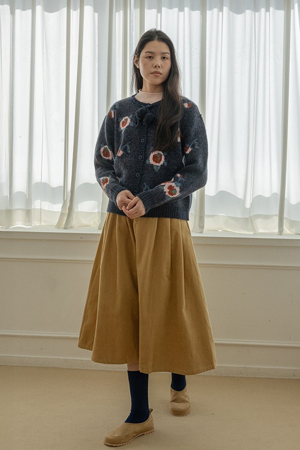 네이비 컬러의 플라워 폼폼 니트 탑입니다. 부드러운 울 소재로 제작되어 가을, 겨울철 따뜻하게 착용할 수 있습니다. 라운드 넥 디자인에 레귤러 핏으로, 캐주얼한 스타일을 연출하기 좋습니다. 플라워 패턴과 폼폼 장식이 더해져 사랑스러운 분위기를 더합니다. 긴 소매 기장과 두꺼운 두께감으로 포근함을 느낄 수 있습니다.
