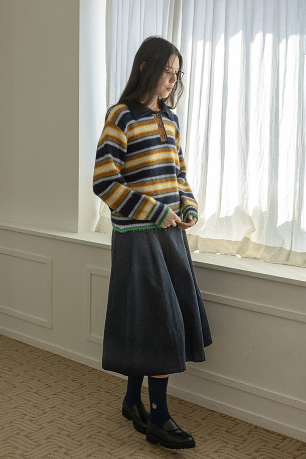 Lapel color-block striped knit top_BROWN (라펠 컬러 블록 스트라이프 니트 탑_브라운)은 부드러운 니트 소재로 제작되어 포근한 착용감을 선사합니다. 가을, 겨울 시즌에 어울리는 두꺼운 두께감의 레귤러 핏 긴소매 니트 상의입니다. 브라운, 네이비, 옐로우, 그린, 화이트 컬러 배색의 스트라이프와 컬러 블록 디자인이 캐주얼한 무드를 연출합니다. 라운드넥 디자인으로 어떤 하의와도 쉽게 매치하여 미니멀, 클래식 스타일을 완성할 수 있습니다.
