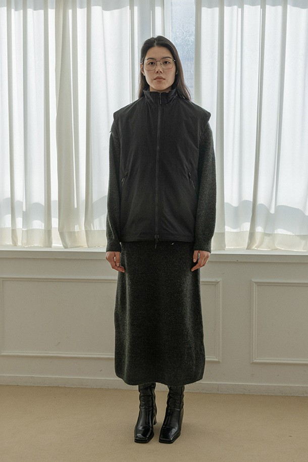 블랙 색상의 루즈핏 '집업' 베스트입니다. 부드러운 촉감의 폴리에스테르 소재로 제작되었으며, 봄, 가을 간절기에 착용하기 좋습니다. 민소매 디자인에 라운드넥으로 제작되었으며, 캐주얼하고 베이직한 스타일을 연출합니다. 얇은 두께감으로 편안하게 착용할 수 있으며, 지퍼 여밈 방식으로 간편하게 스타일링할 수 있습니다. 무지 디자인으로 다양한 룩에 활용하기 용이합니다.
