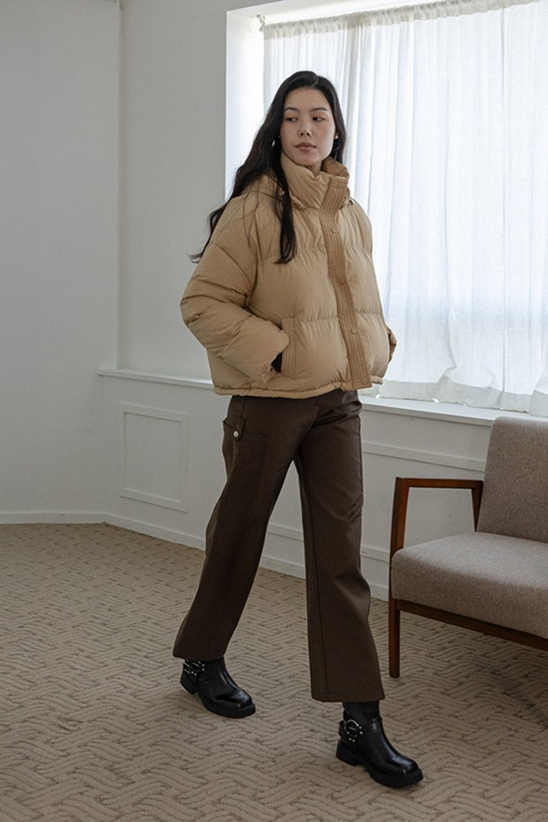 베이지 톤의 따뜻한 패딩 코트입니다. 캐주얼, 베이직 스타일로 일상에서 편안하게 착용하기 좋습니다. 숏 기장의 오버핏 디자인으로, 나일론 소재와 두꺼운 두께감, 부드러운 촉감이 특징입니다. 퀄팅 디테일과 하이넥 디자인으로 포인트를 더했으며, 집업 여밈 방식과 긴 소매 기장으로 보온성을 높였습니다. 산책룩, 미니멀, 클래식 스타일 연출에도 적합합니다.
