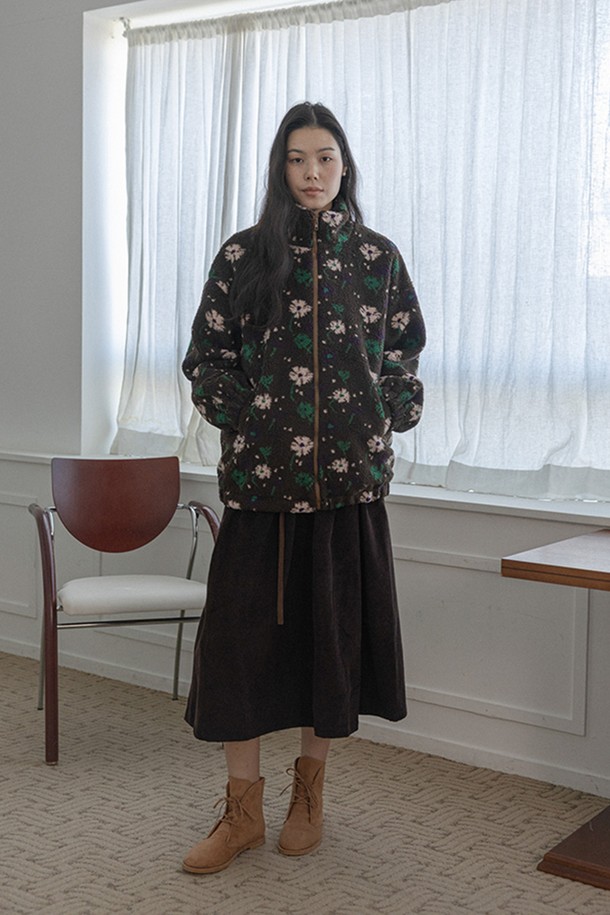 미드나잇 가든 숏 코트_다크 브라운은 가을, 겨울 시즌 여성의 클래식하고 엘레강스한 스타일을 완성하는 숏 코트입니다. 플라워 패턴이 돋보이는 디자인으로, 부드러운 촉감의 울 소재와 두꺼운 두께감으로 따뜻함을 선사합니다. 숏코트 타입에 긴 소매 기장, 레귤러 핏으로 제작되었으며, 버튼 여밈 방식으로 간편하게 착용 가능합니다. 모임룩, 데이트룩, 오피스룩 등 다양한 TPO에 클래식, 미니멀, 시크한 스타일을 연출할 수 있습니다.
