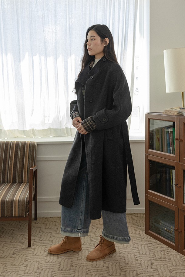 차분하고 세련된 분위기를 연출하는 여성용 스탠드 칼라 겨울 코트입니다. 부드러운 촉감의 울 소재로 제작되어 따뜻하고 포근한 착용감을 선사합니다. 미니멀하고 베이직한 디자인에 하이넥과 싱글 버튼 여밈으로 깔끔한 실루엣을 강조했습니다. 차콜 컬러, 레귤러 핏, 긴 소매 기장으로 출근룩, 오피스룩, 모임룩 등 다양한 TPO에 활용 가능합니다. 클래식, 미니멀, 시크 스타일을 즐겨 입는 여성분들께 추천합니다.
