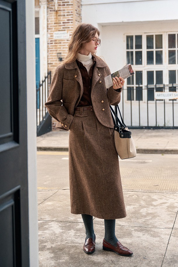 coarse french skirt (코스 프렌치 스커트)는 여성용 H라인/펜슬 미디스커트로, 가을/겨울 시즌에 적합한 울 소재의 스커트입니다. 브라운 및 그레이 색상으로 제공되며, 뻣뻣한 촉감과 두꺼운 두께감이 특징입니다. 하이웨스트 디자인으로 클래식하고 베이직한 스타일을 연출하며, 오피스룩, 출근룩, 모임룩에 활용하기 좋습니다. 미니멀한 스타일을 선호하는 분들께 추천하는 아이템입니다.
