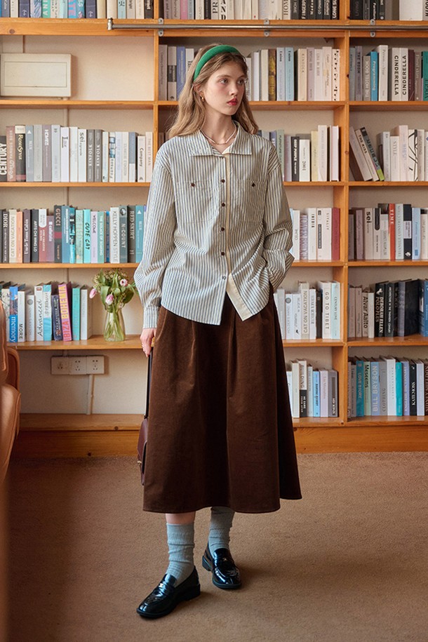 대비되는 스트라이프 패턴이 돋보이는 셔츠입니다. 화이트와 블랙 컬러의 조화가 세련된 인상을 주며, 봄, 가을에 어울리는 얇은 두께감으로 편안하게 착용할 수 있습니다. 넉넉한 루즈핏과 부드러운 면 소재로 제작되어 활동성을 높였으며, 버튼다운 디자인과 긴소매가 캐주얼하면서도 클래식한 스타일을 연출합니다. 출근룩 또는 비즈니스 캐주얼에 활용하기 좋으며, 미니멀한 스타일을 선호하는 여성분들께 추천합니다. 라운드넥 디자인으로 어떤 하의와도 잘 어울립니다.
