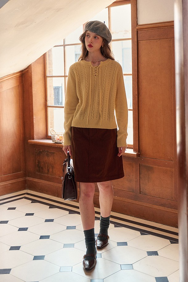 따뜻하고 포근한 분위기의 케이블 풀오버 스웨터 니트입니다. 부드러운 촉감의 울과 아크릴 혼방 소재로 제작되어 가을과 겨울에 쾌적하게 착용할 수 있습니다. 옐로우 컬러와 레귤러핏, 라운드넥 디자인으로 캐주얼하고 베이직한 스타일을 연출합니다. 두꺼운 두께감과 긴 소매 기장으로 보온성을 높였으며, 케이블 패턴이 돋보이는 풀오버 스타일입니다. 데일리룩, 클래식, 미니멀 스타일 모두 소화 가능한 활용도 높은 아이템입니다.
