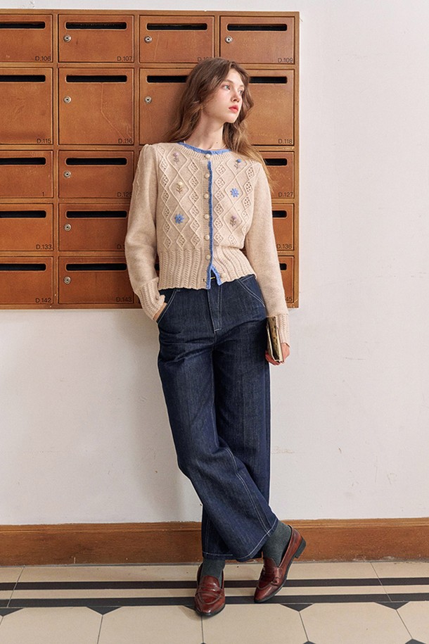 핸드 린 킨 프렌치 니트 가디건은 여성스러운 무드를 연출하는 상의입니다. 베이지와 블루 두 가지 색상으로 출시되었으며, 봄, 가을에 입기 좋은 얇은 두께의 니트 소재로 제작되었습니다. 클래식하고 캐주얼한 스타일을 아우르며, 라운드 넥과 케이블 패턴, 긴 소매, 레귤러 핏으로 디자인되었습니다. 특히 프렌치 니트 디테일과 블루 컬러 트리밍이 돋보이며, 버튼 여밈으로 간편하게 착용할 수 있어 데이트룩, 모임룩, 미니멀한 스타일 연출에 적합합니다.
