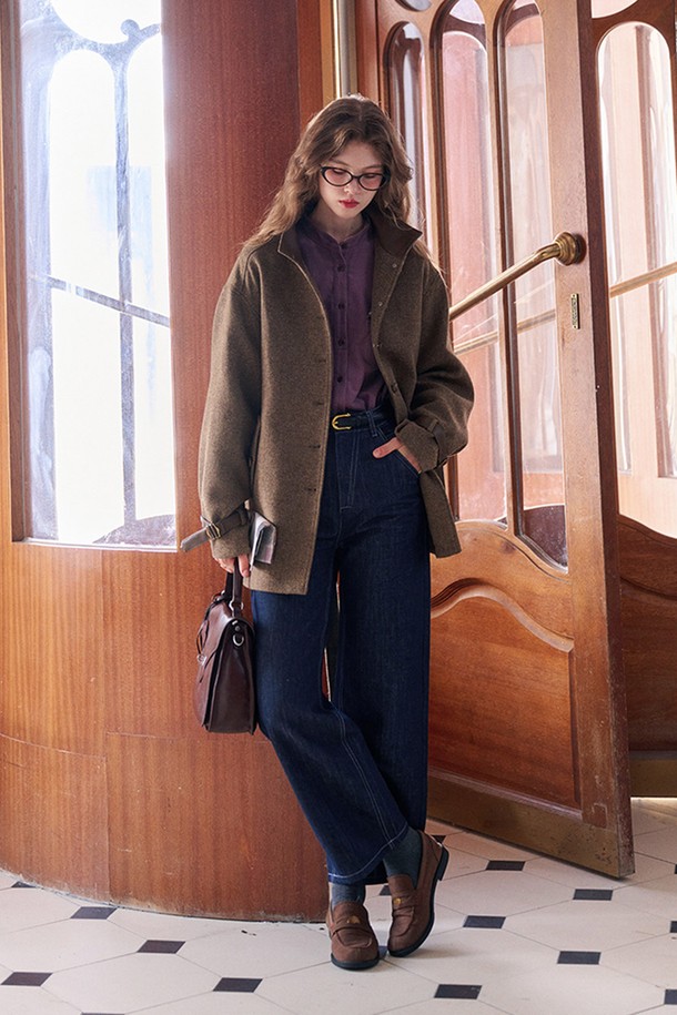 프렌치 스플라이스드 칼라 코트는 가을과 겨울에 어울리는 여성용 아우터입니다. 브라운 컬러의 울 소재로 제작되어 부드러운 촉감을 선사하며, 오버핏과 긴소매 디자인으로 편안한 착용감을 제공합니다. 클래식하고 미니멀한 스타일을 연출하며, 싱글 버튼 여밈과 스플라이스드 칼라, 포켓 디테일이 특징입니다. 오피스룩, 모임룩, 데이트룩 등 다양한 TPO에 활용 가능하며, 시크한 매력을 더합니다.
