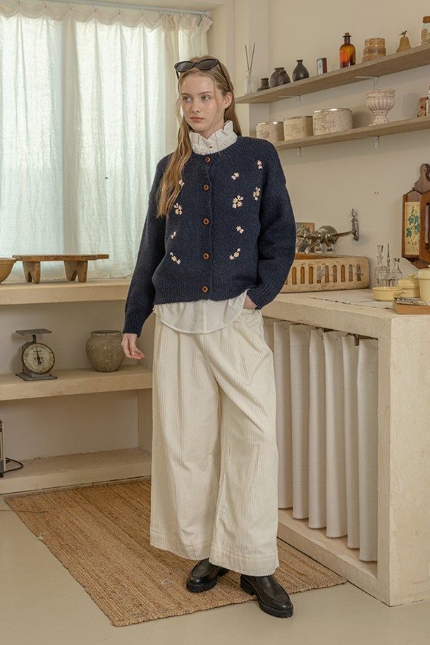 네이비 컬러의 플라워 자수 니트 가디건입니다. 봄, 가을에 어울리는 여성 의류로, 캐주얼하면서도 페미닌한 스타일을 연출합니다. 데이트룩과 같은 특별한 날은 물론, 캐주얼과 클래식 스타일 모두 소화 가능한 활용도 높은 아이템입니다. 부드러운 니트 소재에 섬세한 플라워 자수 디테일이 더해져 여성스러운 매력을 극대화합니다. 긴 소매 기장으로 간절기 날씨에 따뜻함과 스타일을 동시에 잡을 수 있습니다.
